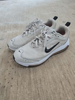 Nike Men’s Cream Sneakers with Black Swoosh